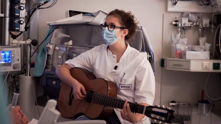 Muziek in het UMCG: Hoe Anne-Greet kinderen op de neonatologie helpt met muziek